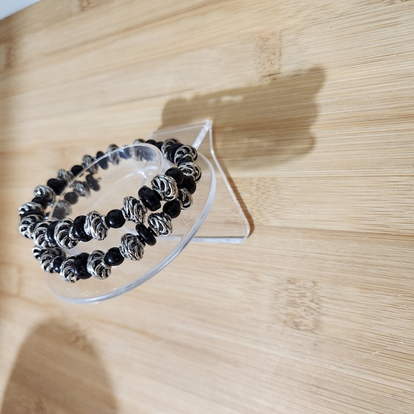 Hand Crafted Bracelet Coil Black and Silver Beaded Fits Most Memory Wire - Picture 3 of 10